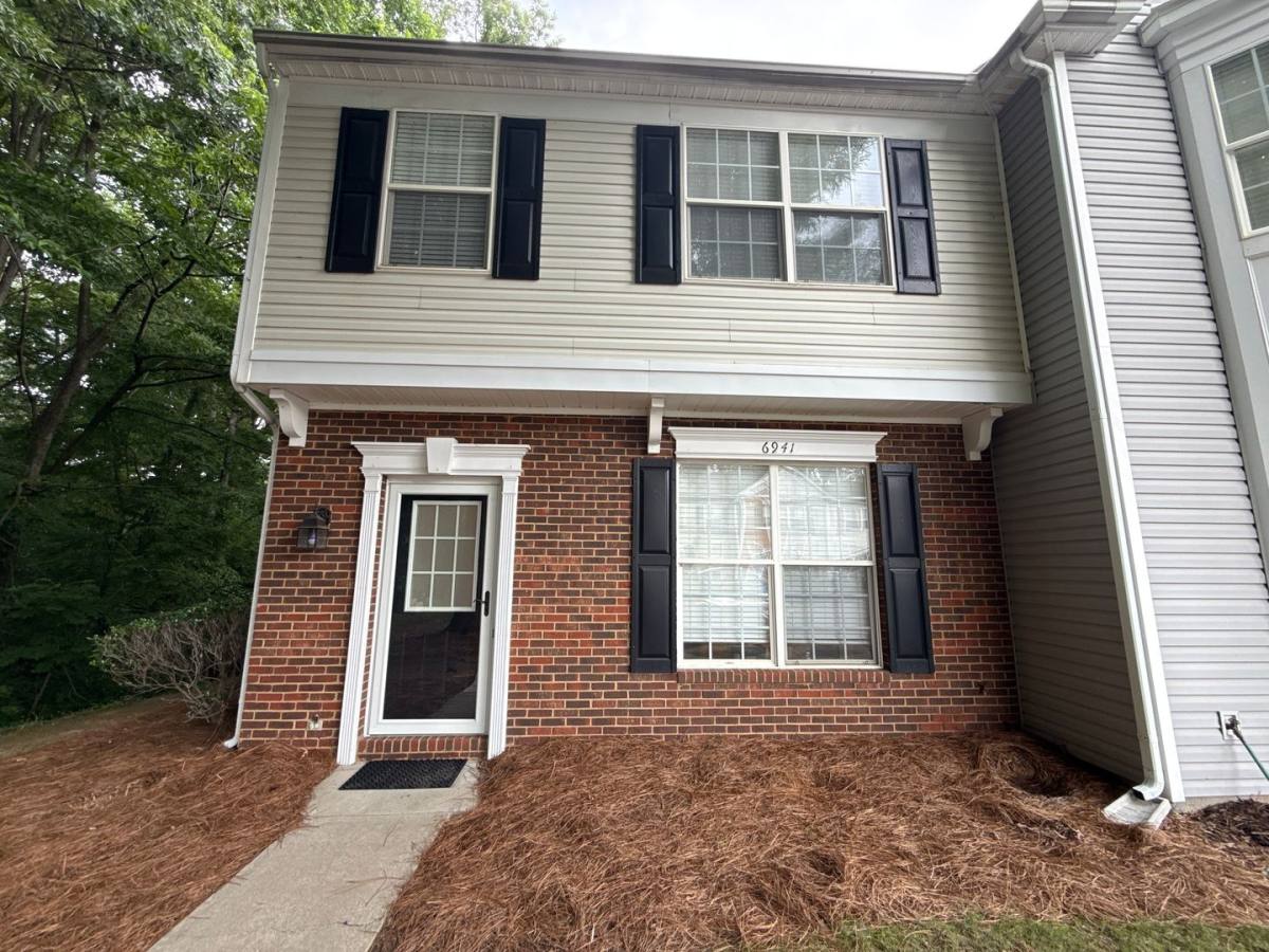 Townhouse for rent at 6941 Rothchild Dr, Charlotte, NC 28270