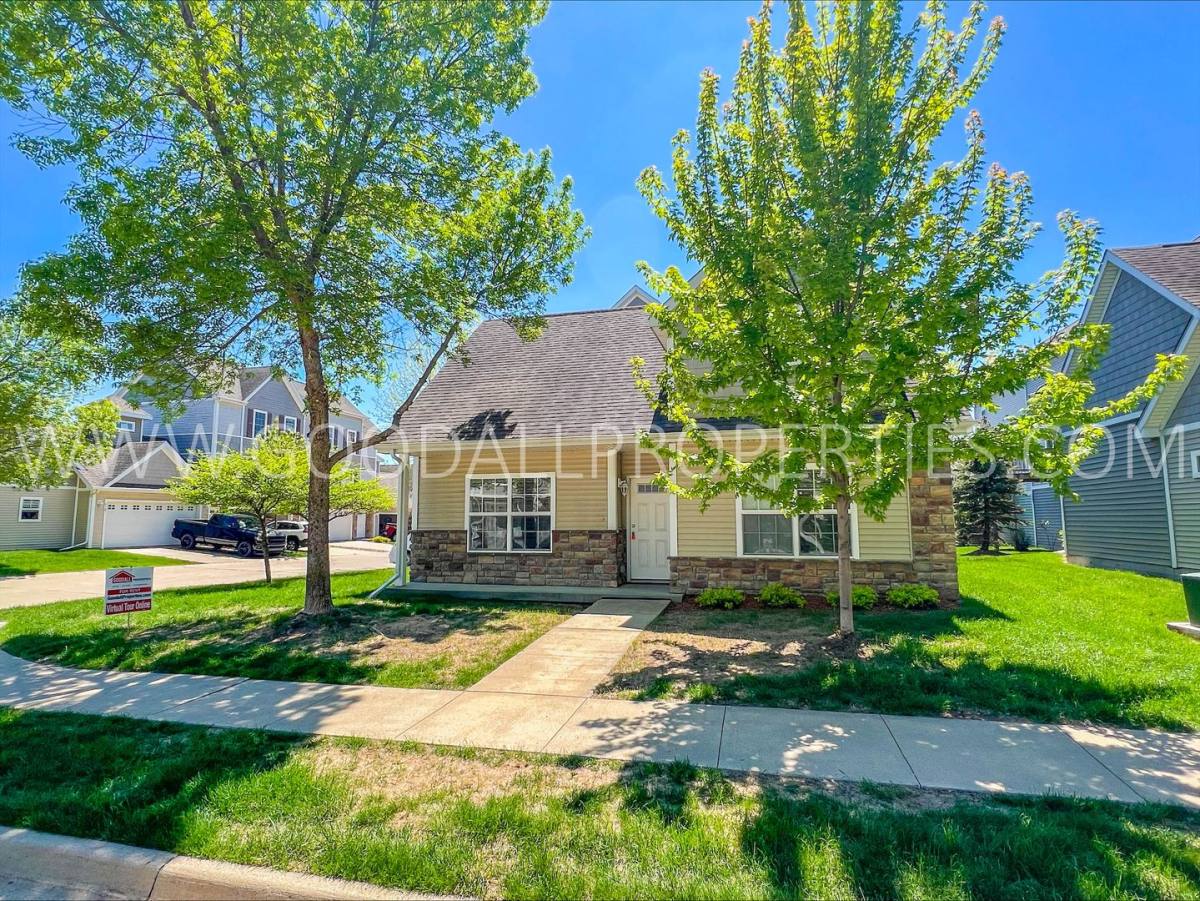 Townhouse for rent at 4308 152nd Place, Urbandale, IA 50323