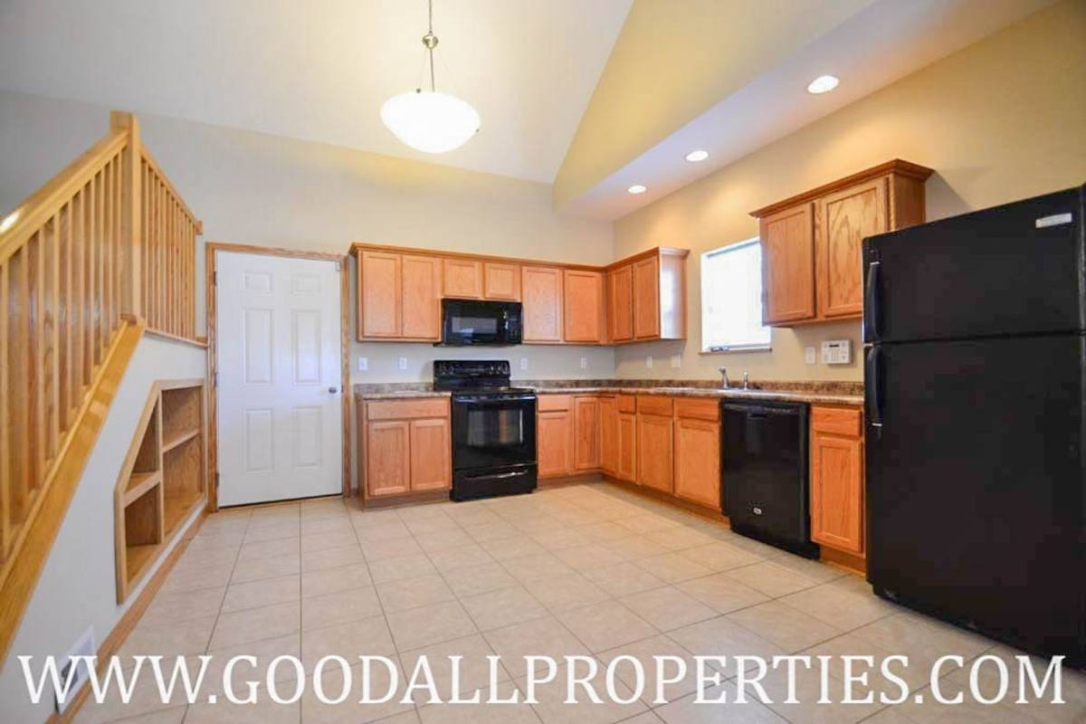 Townhouse for rent at 4319 152nd Court, Urbandale, IA 50323