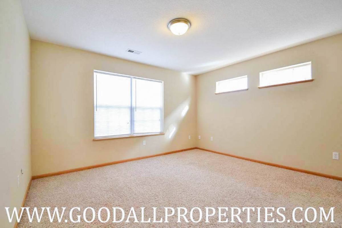 Townhouse for rent at 4319 152nd Court, Urbandale, IA 50323