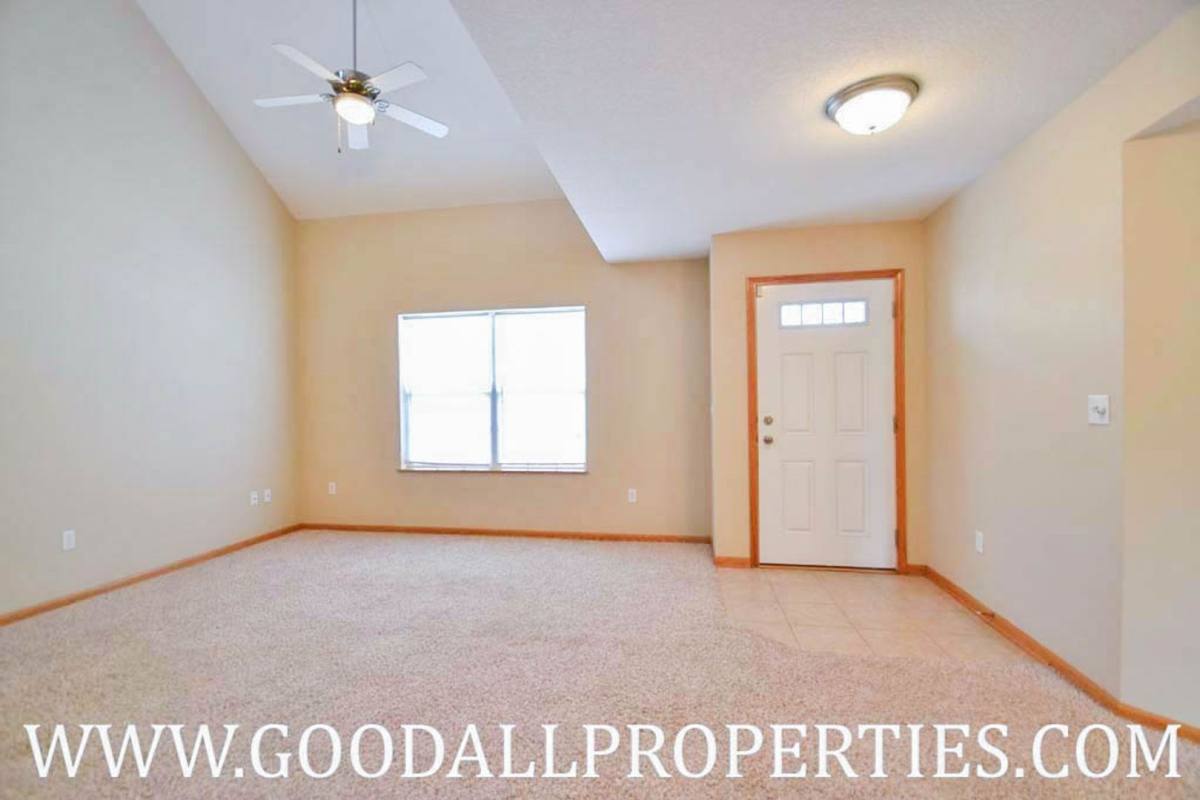 Townhouse for rent at 4319 152nd Court, Urbandale, IA 50323