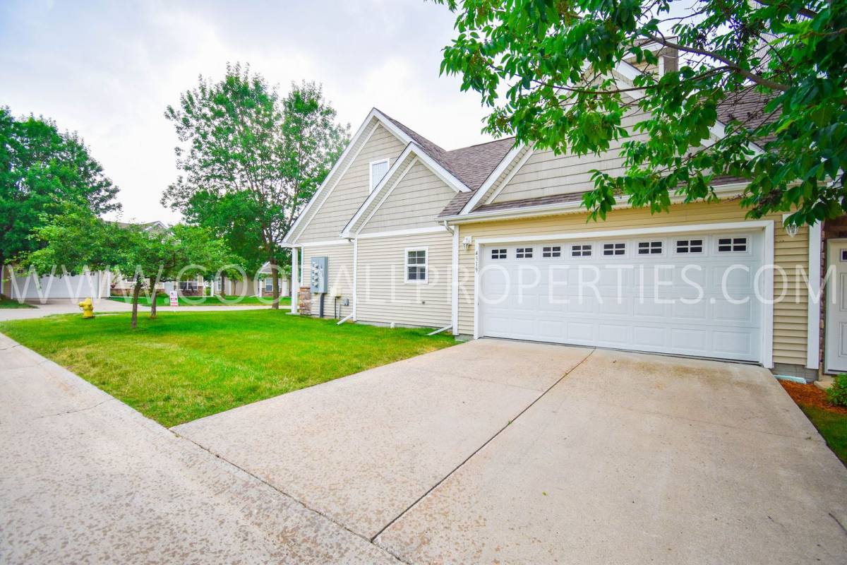 Townhouse for rent at 4319 152nd Court, Urbandale, IA 50323