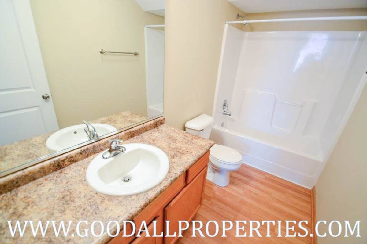 Townhouse for rent at 4319 152nd Court, Urbandale, IA 50323