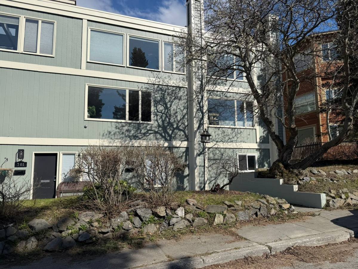 Townhouse for rent at 705 O St, Anchorage, AK 99501