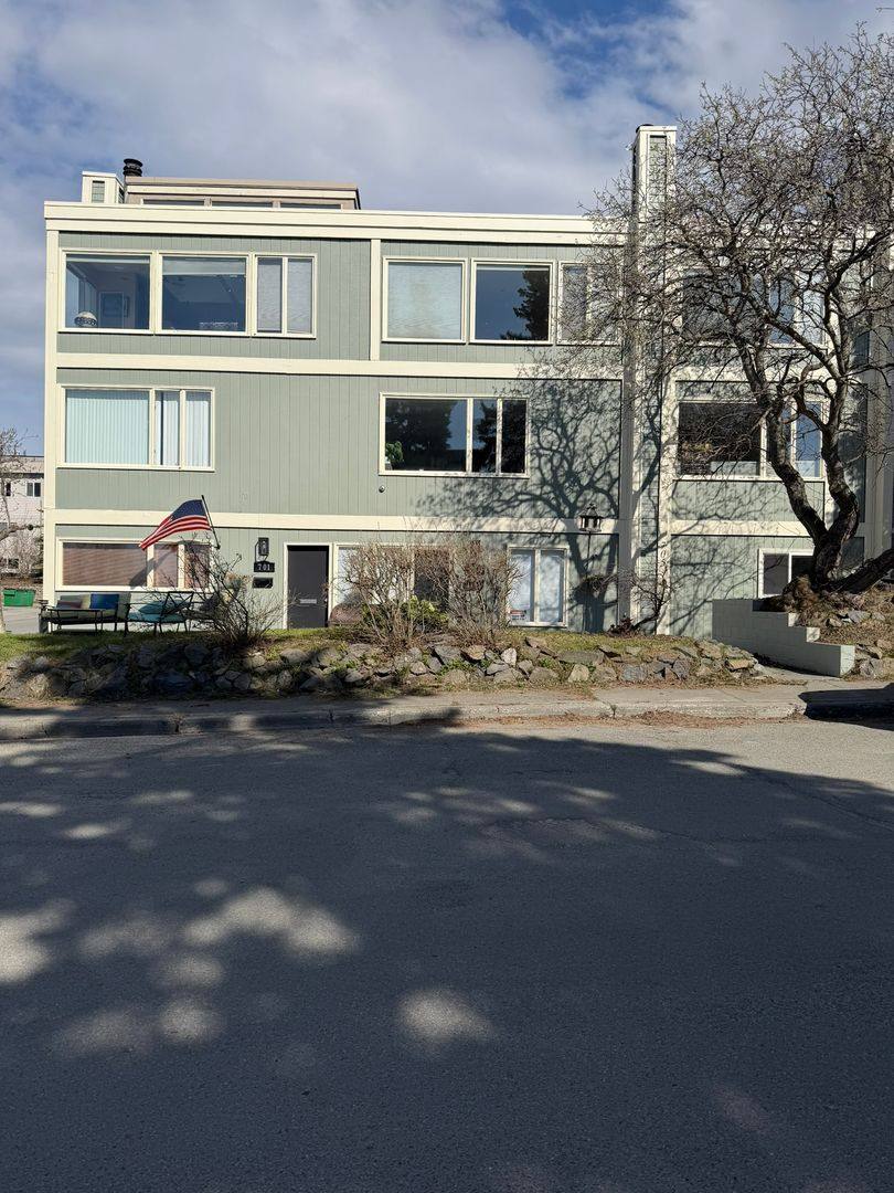 Townhouse for rent at 705 O St, Anchorage, AK 99501