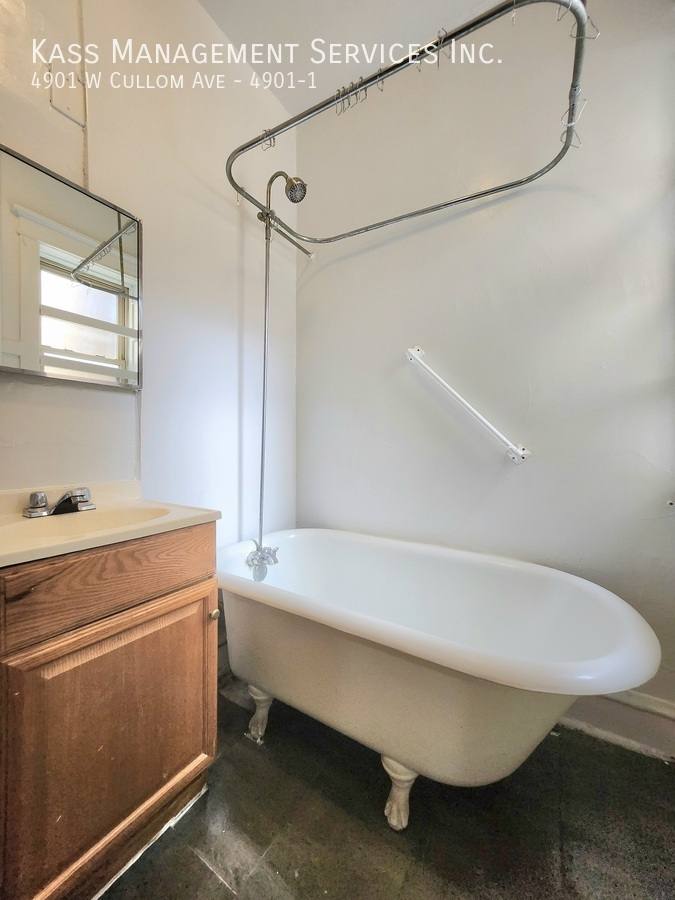 Apartment for rent at 4901 W Cullom Ave #1, Chicago, IL 60641