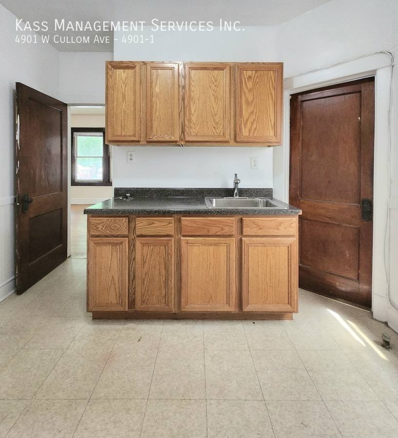 Apartment for rent at 4901 W Cullom Ave #1, Chicago, IL 60641