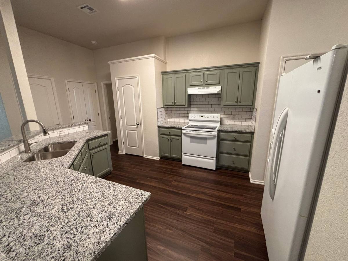 House for rent at 912 Cavecreek St, Norman, OK 73071