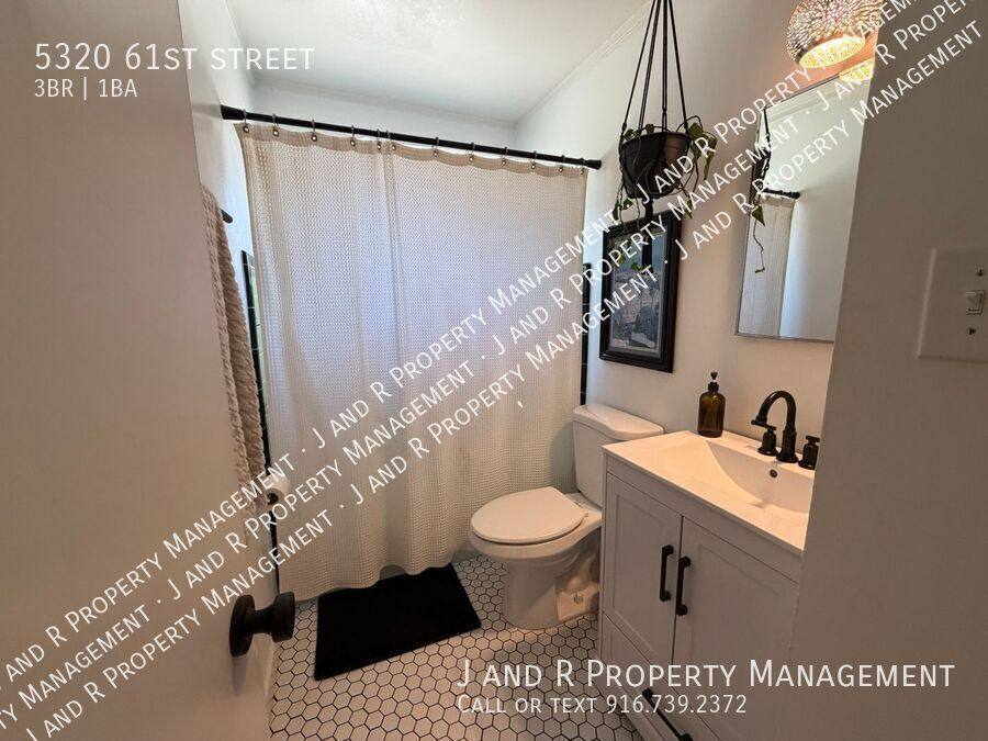 House for rent at 5320 61st St, Sacramento, CA 95820