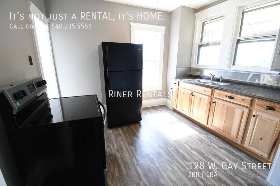 Townhouse for rent at 128 W Gay St, Harrisonburg, VA 22801
