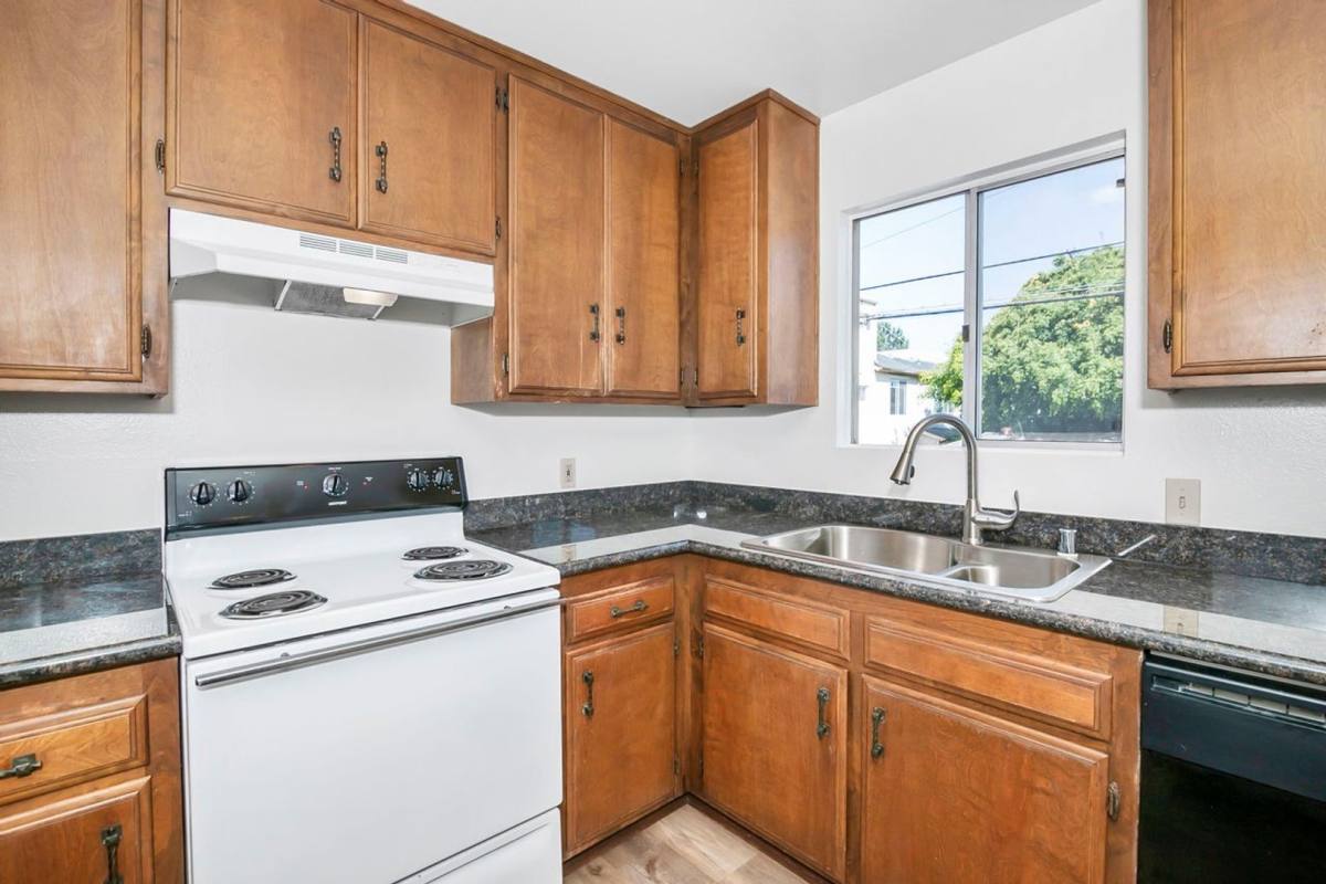 Townhouse for rent at 1150 Grand Ave, San Diego, CA 92109
