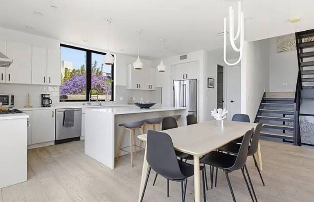 Townhouse for rent at 2432 Penmar Ave #201, Venice, CA 90291