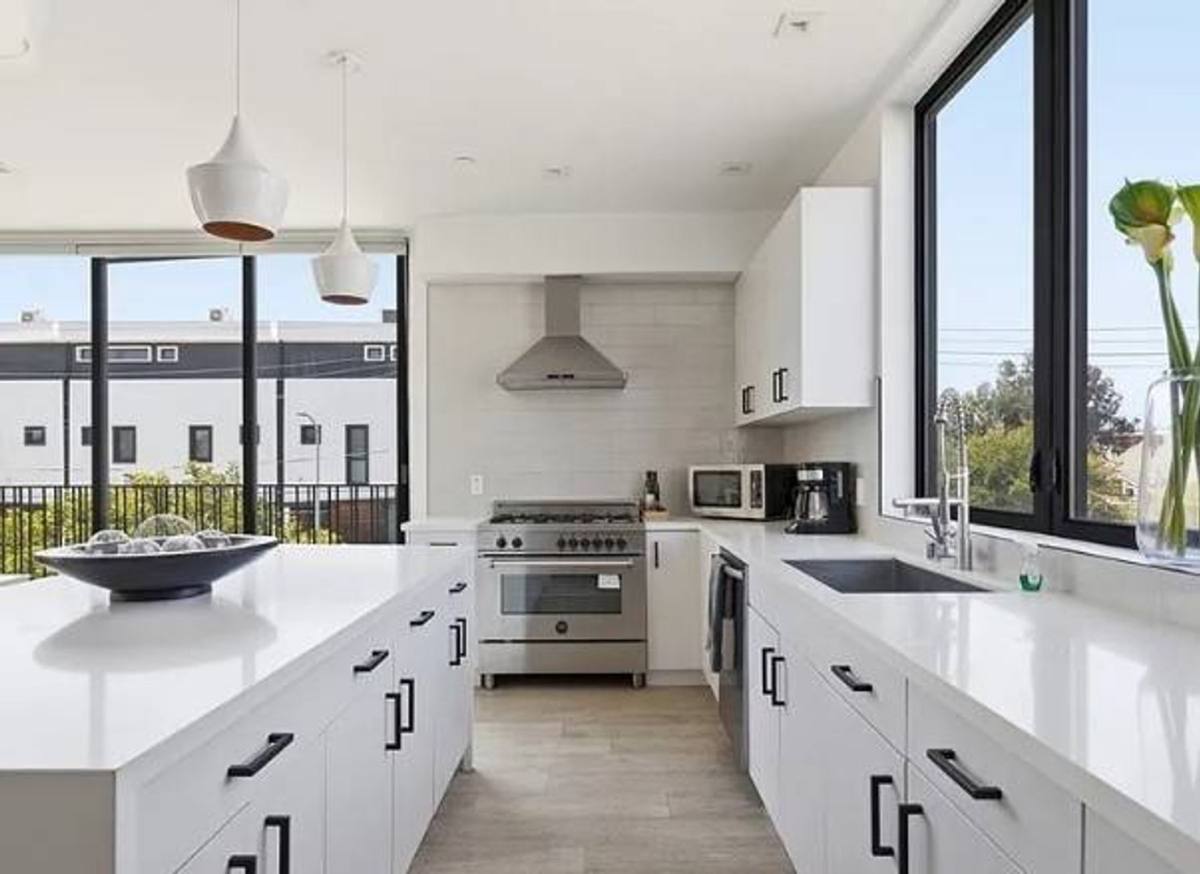 Townhouse for rent at 2432 Penmar Ave #201, Venice, CA 90291