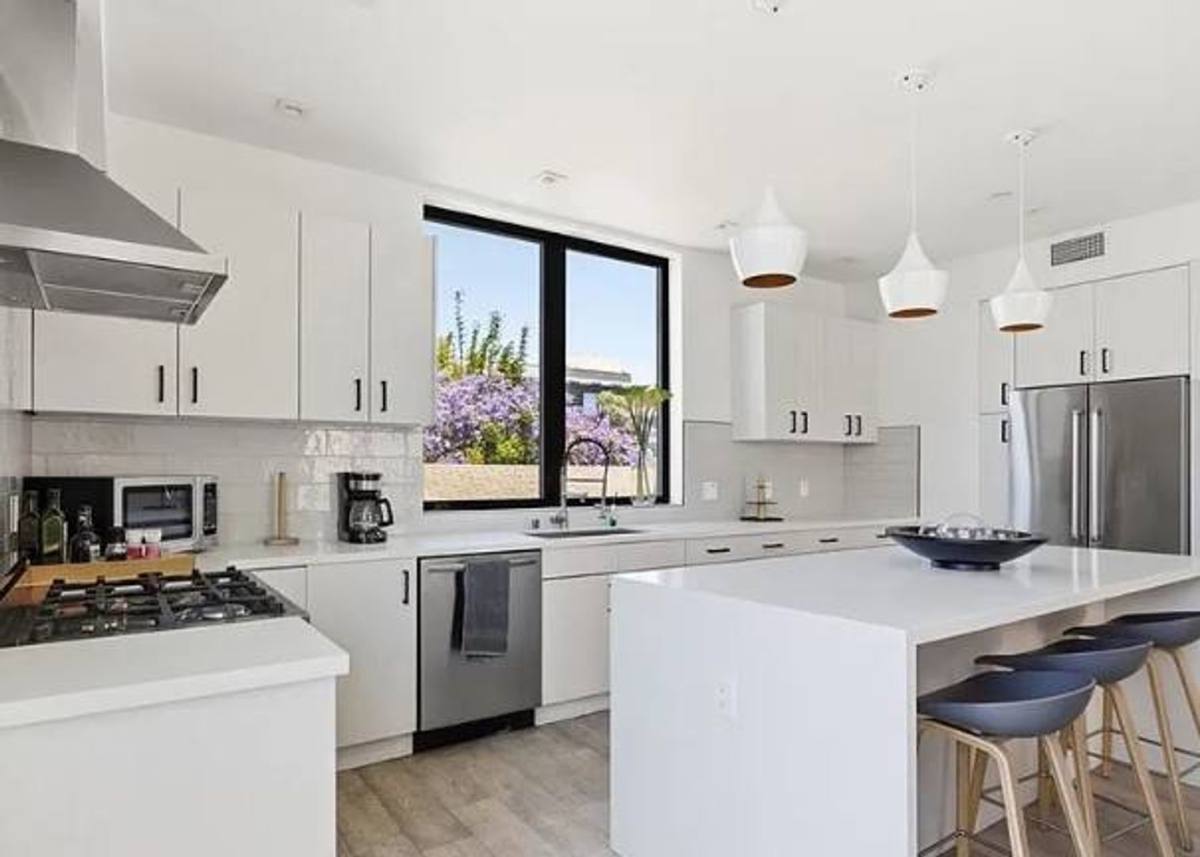 Townhouse for rent at 2432 Penmar Ave #201, Venice, CA 90291