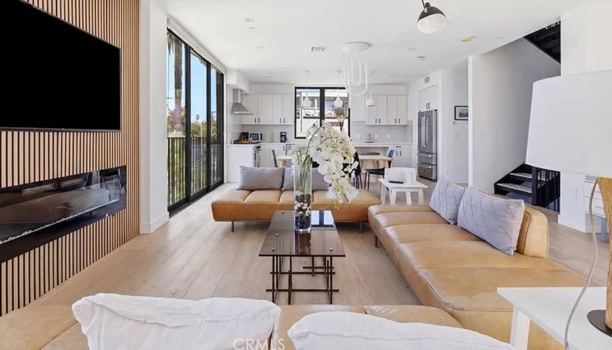 Townhouse for rent at 2432 Penmar Ave #201, Venice, CA 90291