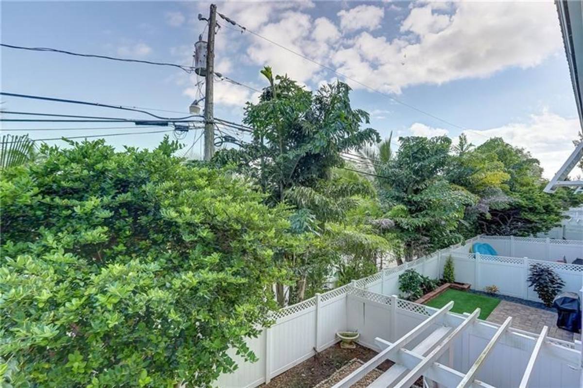 Townhouse for rent at 425 NE 1st St, Pompano Beach, FL 33060