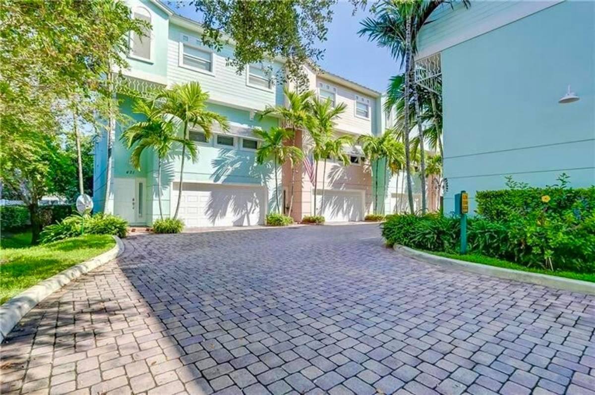 Townhouse for rent at 425 NE 1st St, Pompano Beach, FL 33060