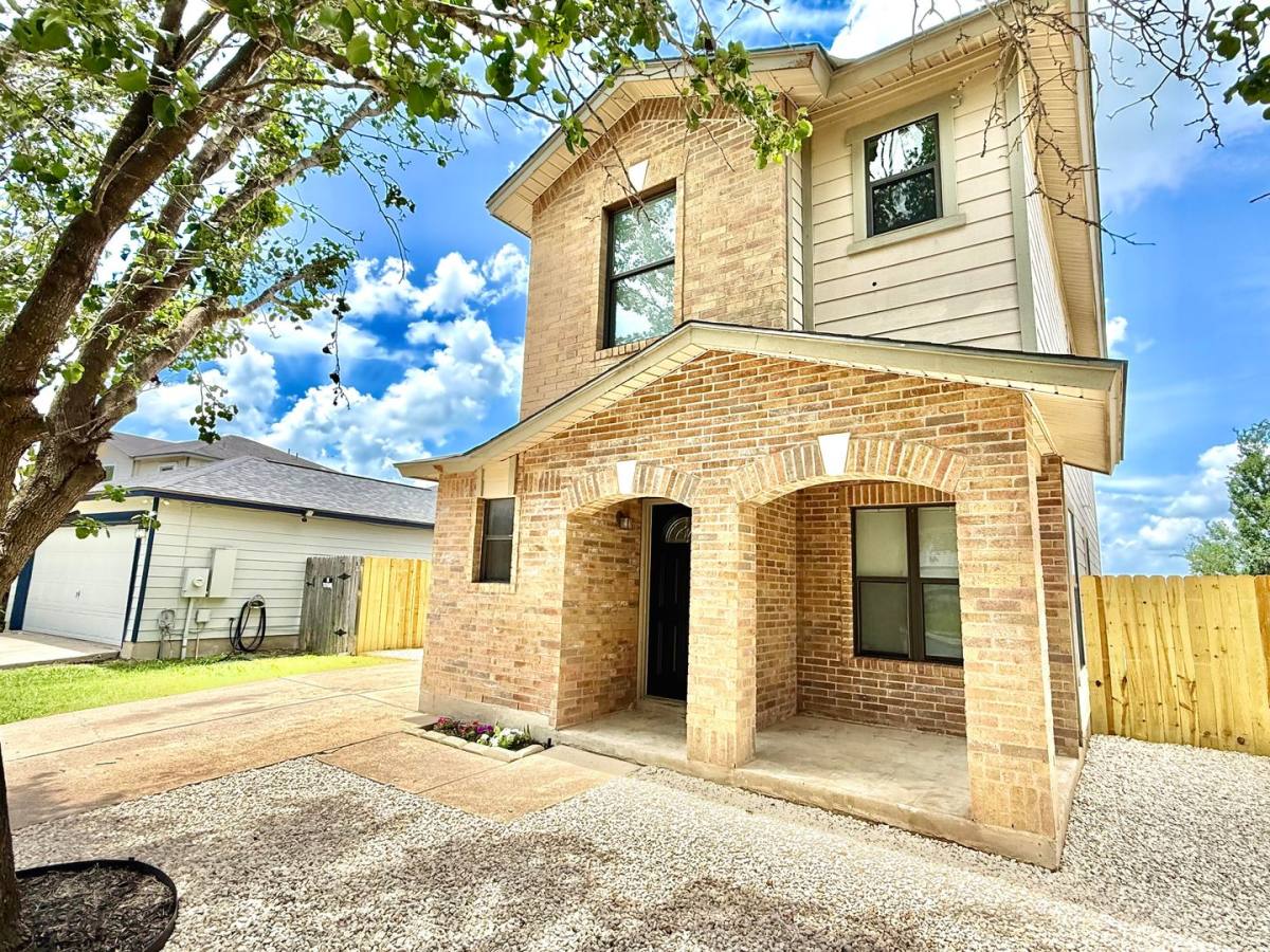 House for rent at 13229 Coomes Dr, Del Valle, TX 78617