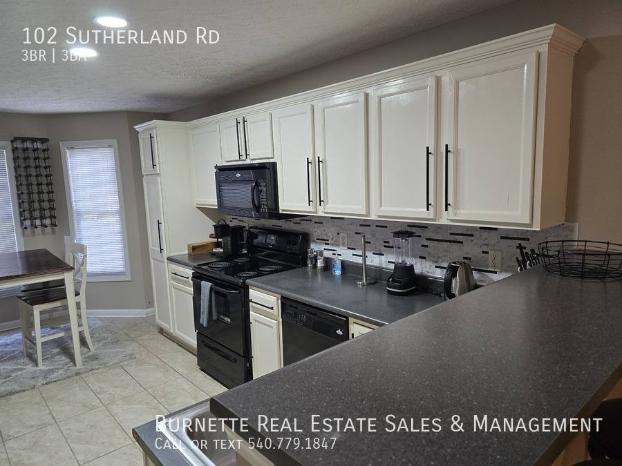 Townhouse for rent at 102 Sutherland Rd, Radford, VA 24141