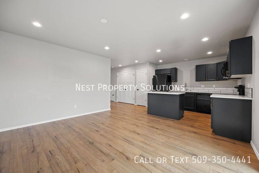 Apartment for rent at 338 W 6th St, Warden, WA 98857