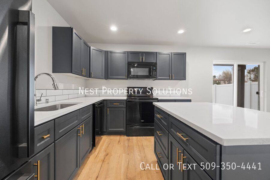 Apartment for rent at 338 W 6th St, Warden, WA 98857