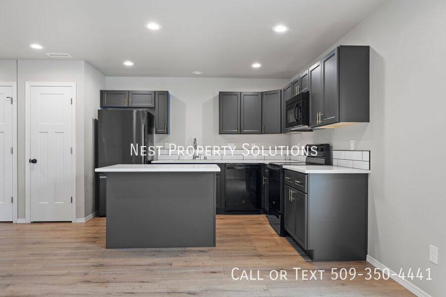 Apartment for rent at 338 W 6th St, Warden, WA 98857