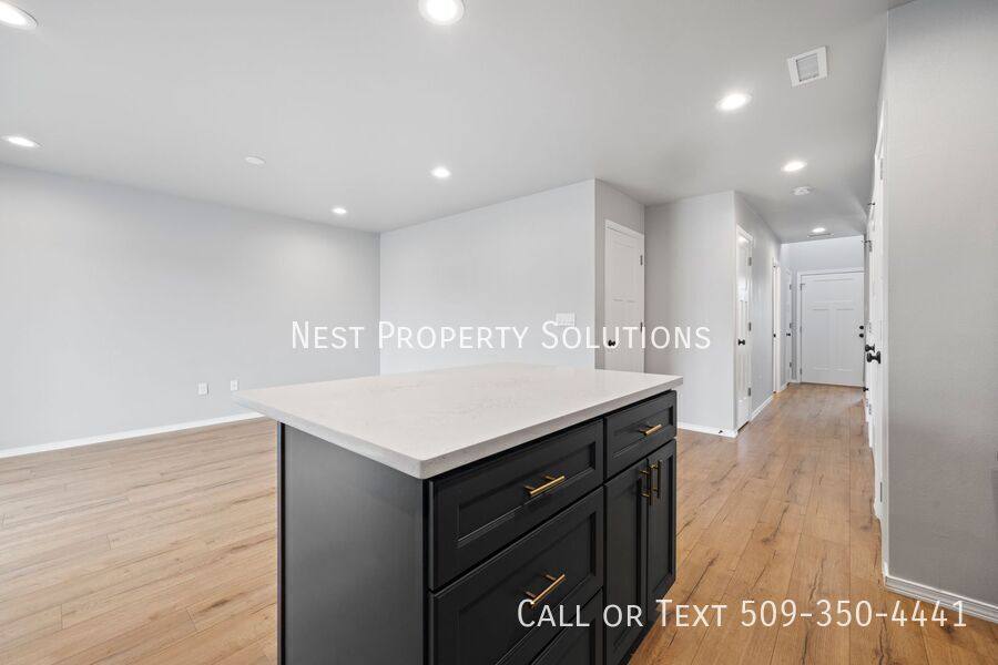 Apartment for rent at 338 W 6th St, Warden, WA 98857