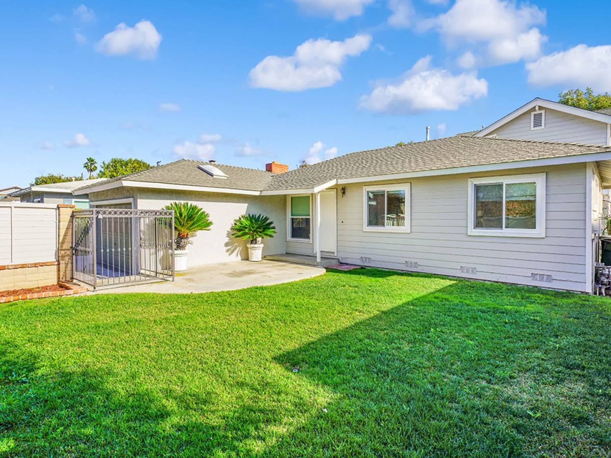 Apartment for rent at 2476 Elden Ave, Costa Mesa, CA 92627