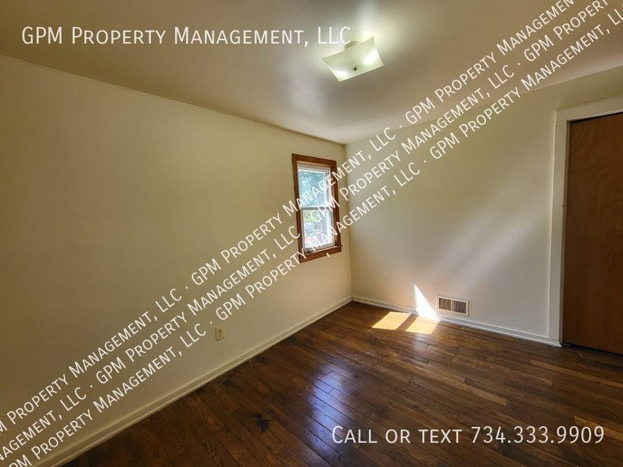 Townhouse for rent at 2040 Dryden St, Westland, MI 48186