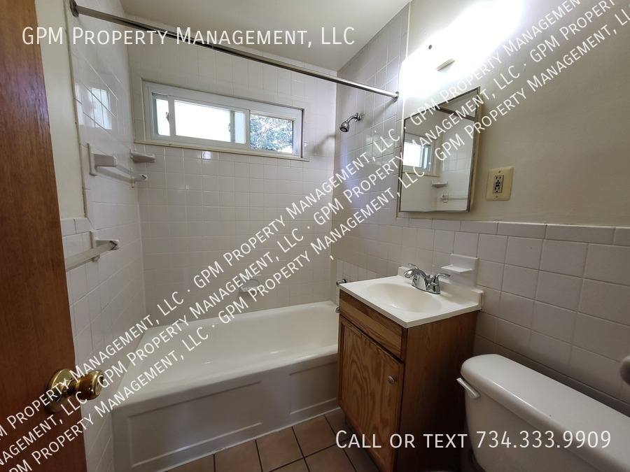 Townhouse for rent at 2040 Dryden St, Westland, MI 48186