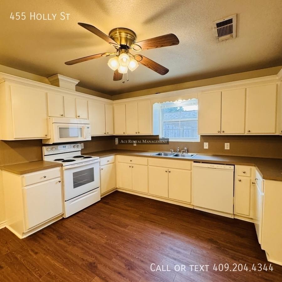 House for rent at 455 Holly St, Bridge City, TX 77611
