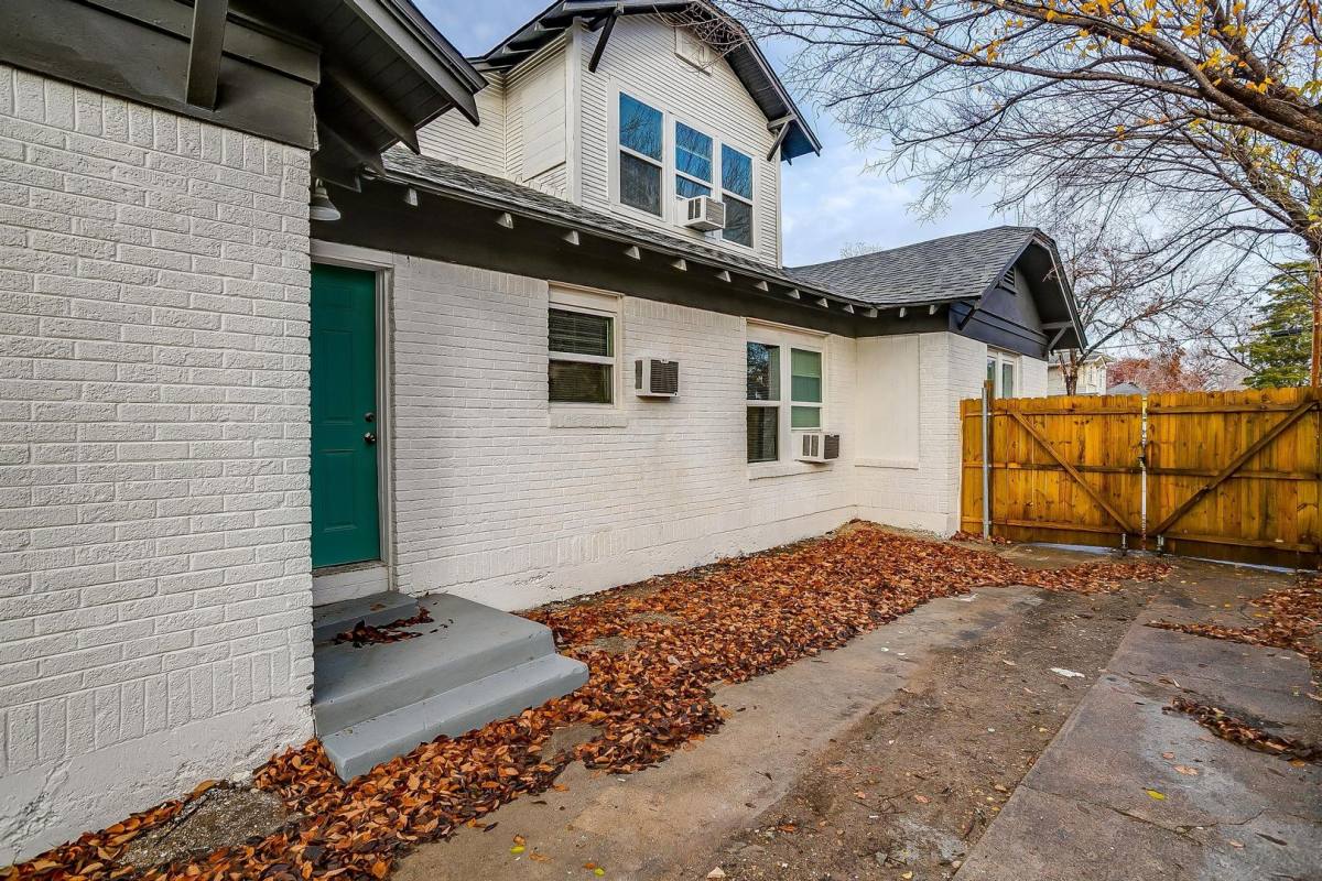 Apartment for rent at 2722 E Vickery Blvd, Fort Worth, TX 76105