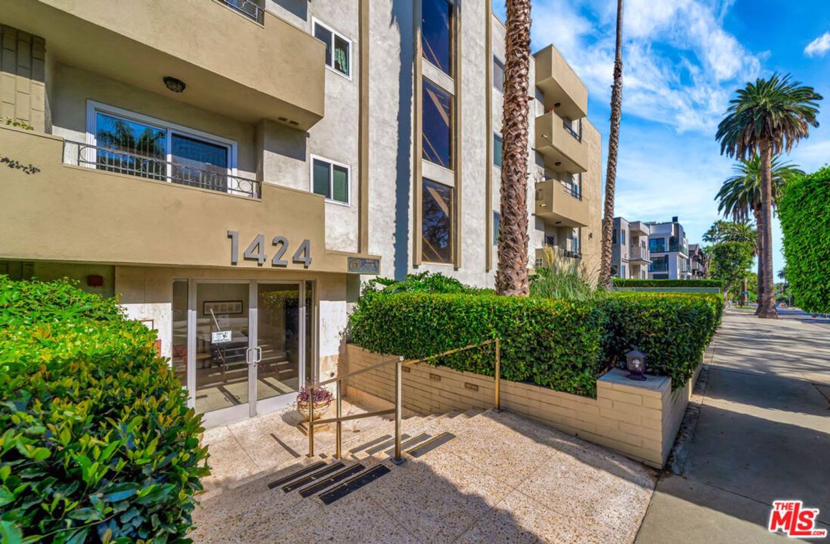 Apartment for rent at 1424 N Poinsettia Place, Los Angeles, CA 90046