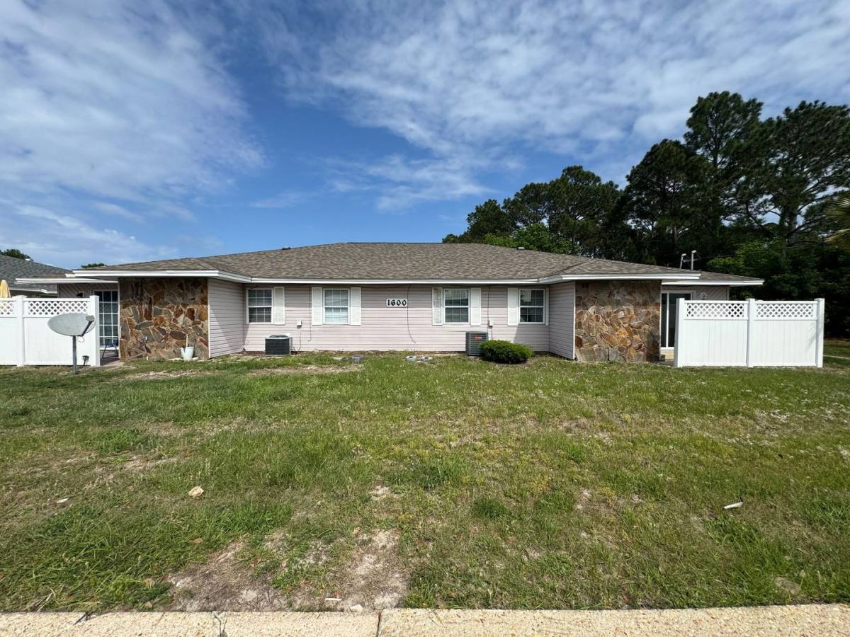 Townhouse for rent at 1600 Greenbriar Parkway, Gulf Breeze, FL 32563