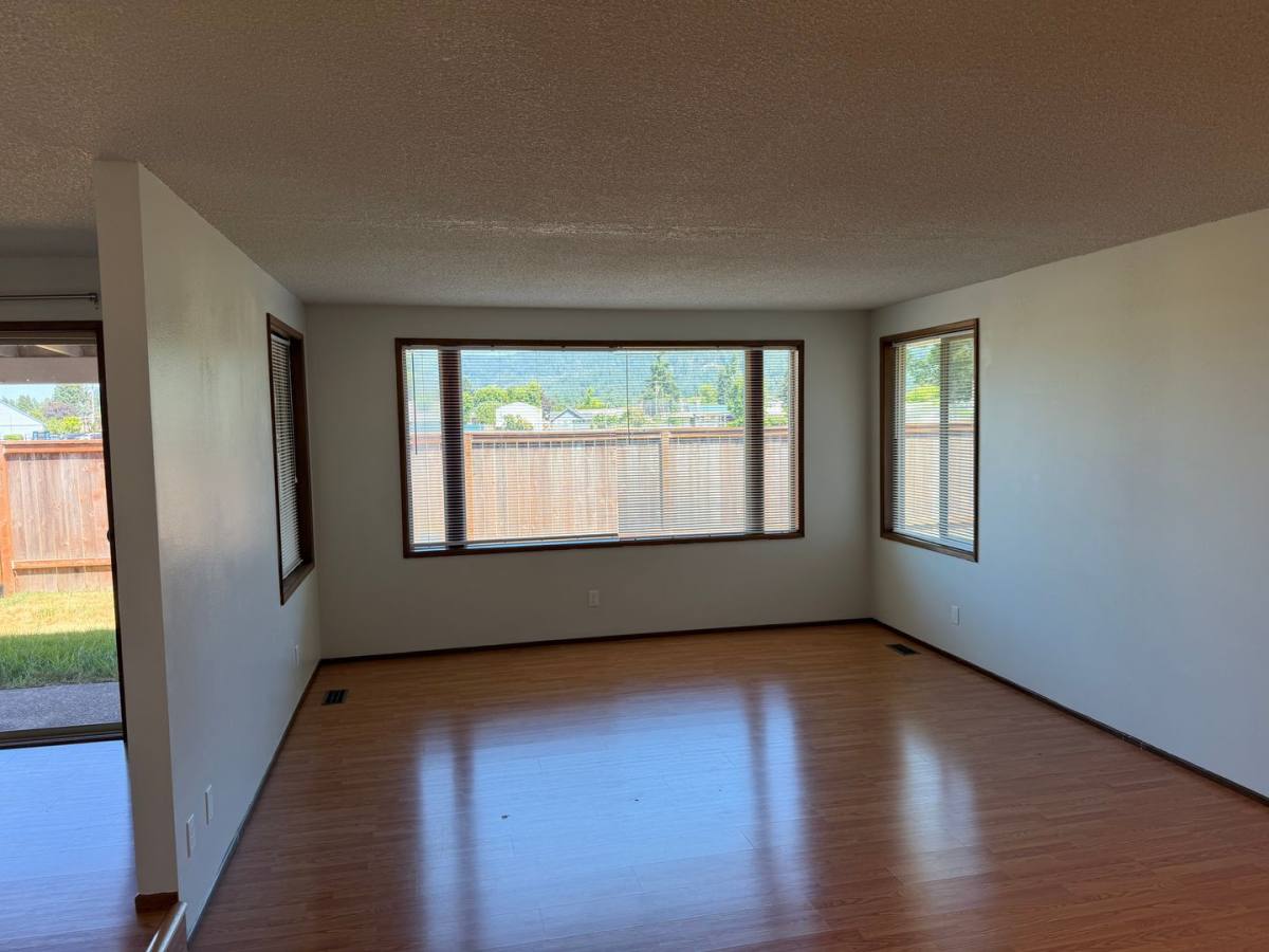 House for rent at 1422 Lawnridge Ave, Springfield, OR 97477