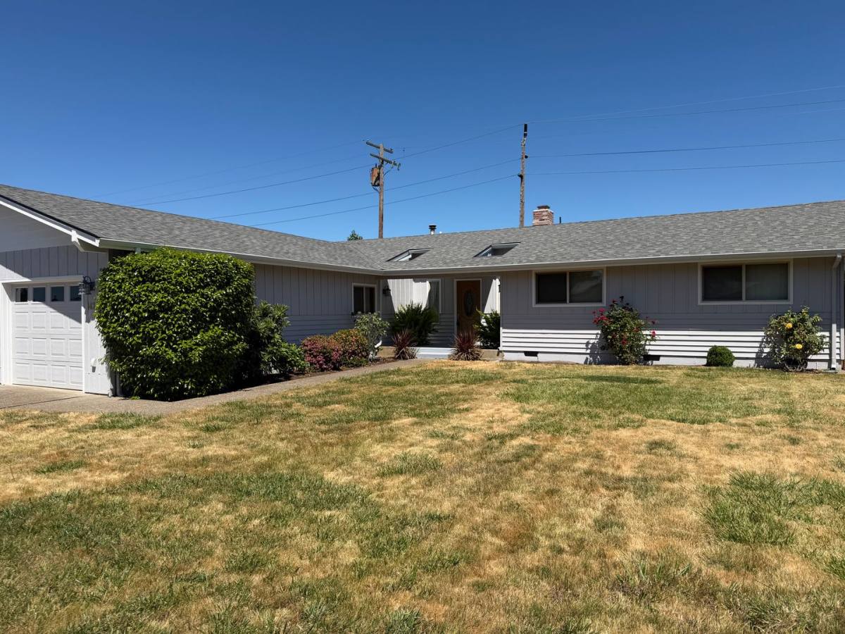 House for rent at 1422 Lawnridge Ave, Springfield, OR 97477