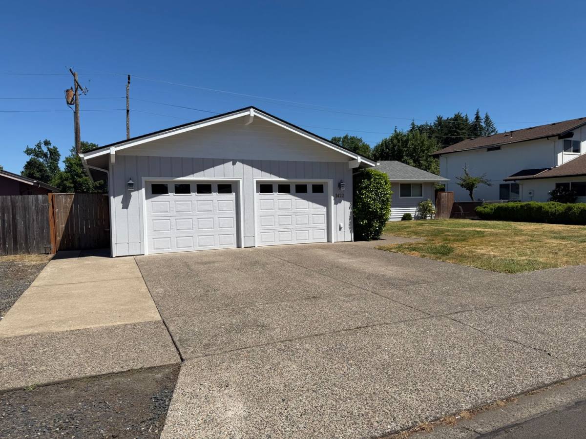 House for rent at 1422 Lawnridge Ave, Springfield, OR 97477