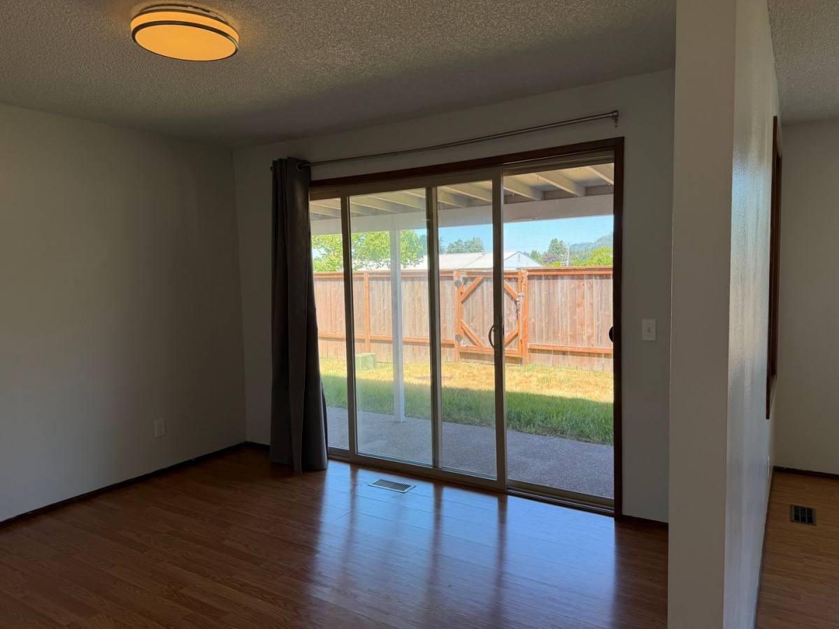 House for rent at 1422 Lawnridge Ave, Springfield, OR 97477