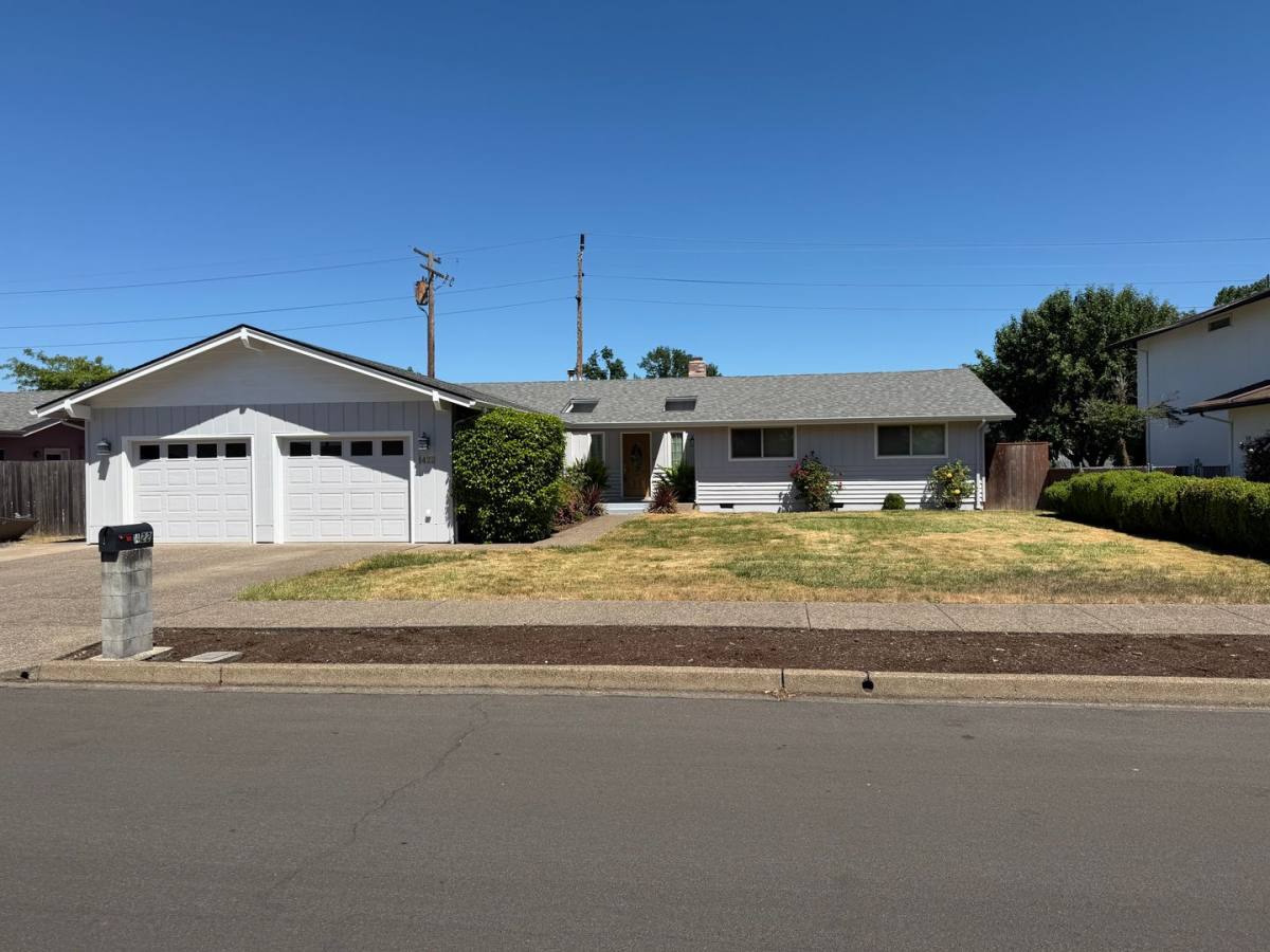 House for rent at 1422 Lawnridge Ave, Springfield, OR 97477