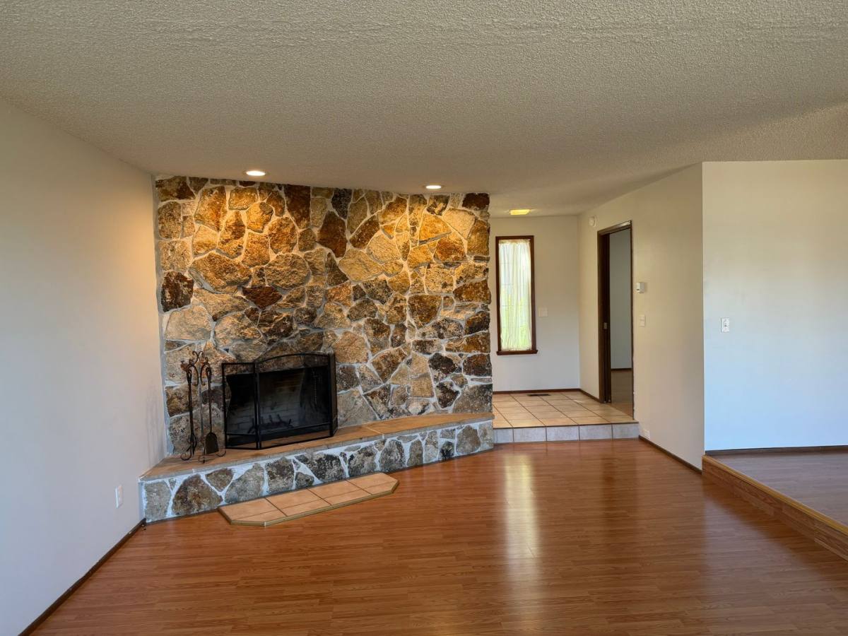 House for rent at 1422 Lawnridge Ave, Springfield, OR 97477