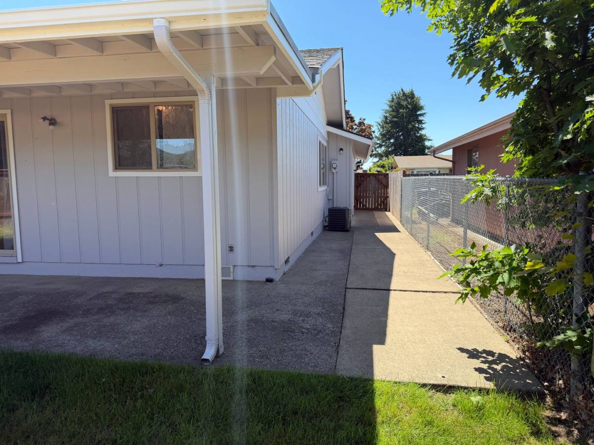 House for rent at 1422 Lawnridge Ave, Springfield, OR 97477