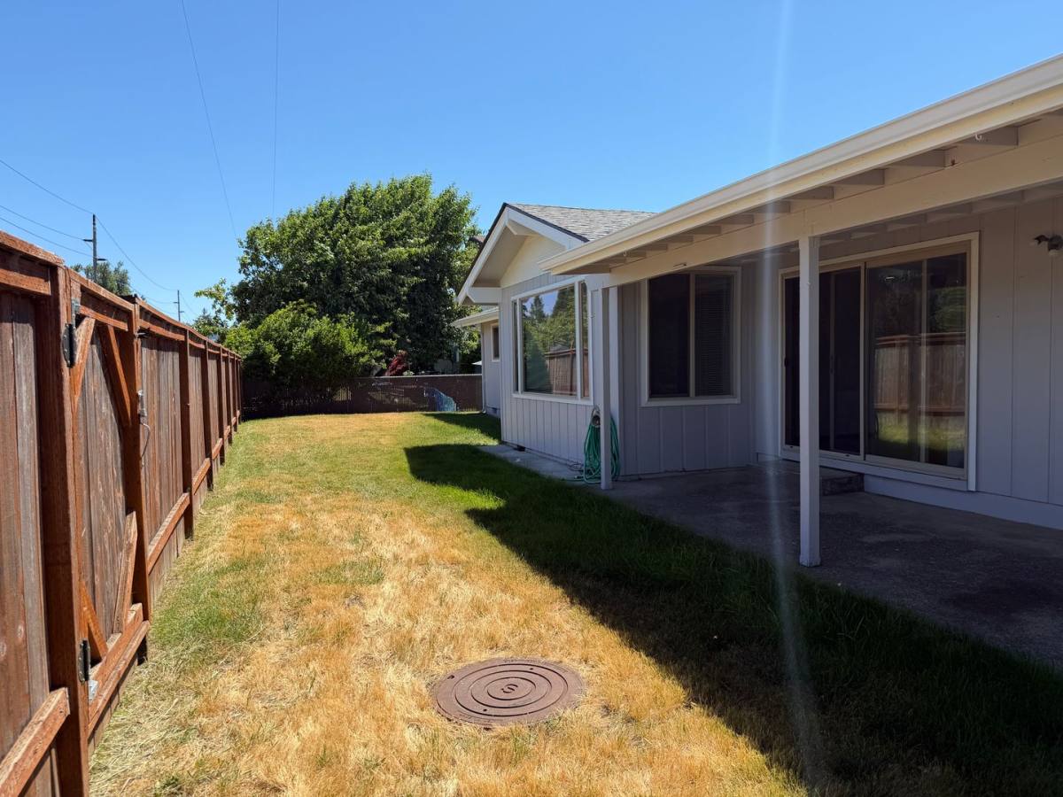 House for rent at 1422 Lawnridge Ave, Springfield, OR 97477