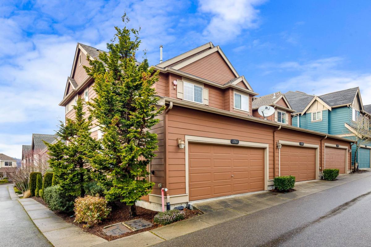 Townhouse for rent at 1761 11th Lane NE, Issaquah, WA 98029