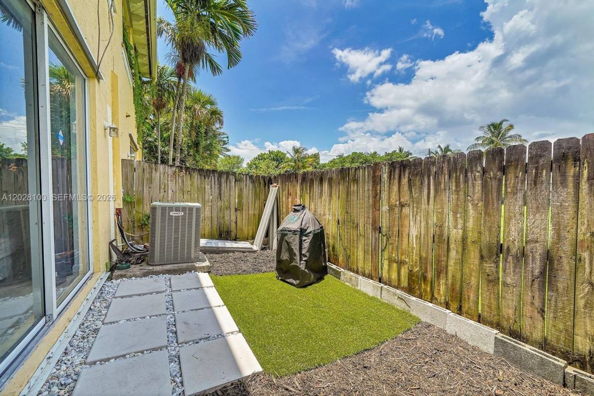 Townhouse for rent at 2620 Pierce St, Hollywood, FL 33020