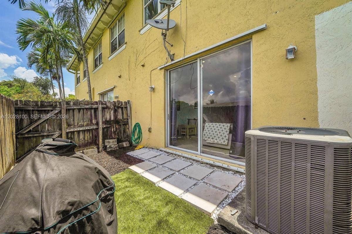 Townhouse for rent at 2620 Pierce St, Hollywood, FL 33020