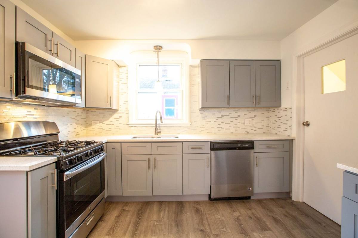 House for rent at 9237 S Utica Ave, Evergreen Park, IL 60805
