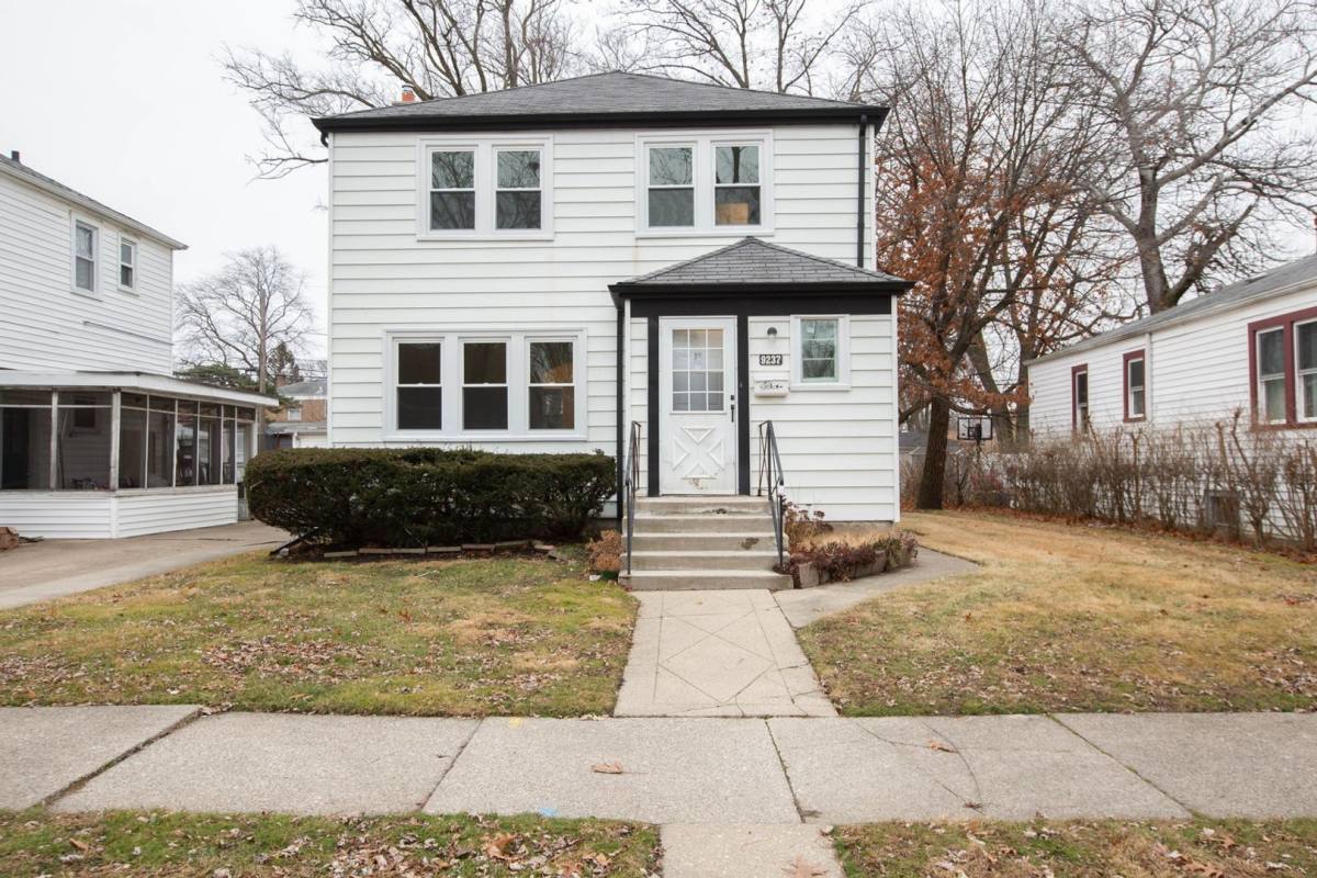 House for rent at 9237 S Utica Ave, Evergreen Park, IL 60805