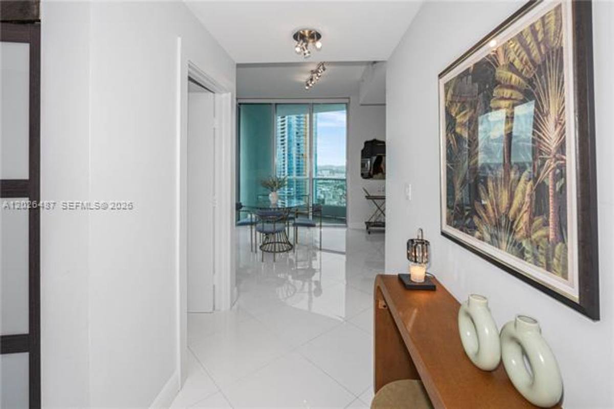 Apartment for rent at 900 Biscayne Blvd, Miami, FL 33132