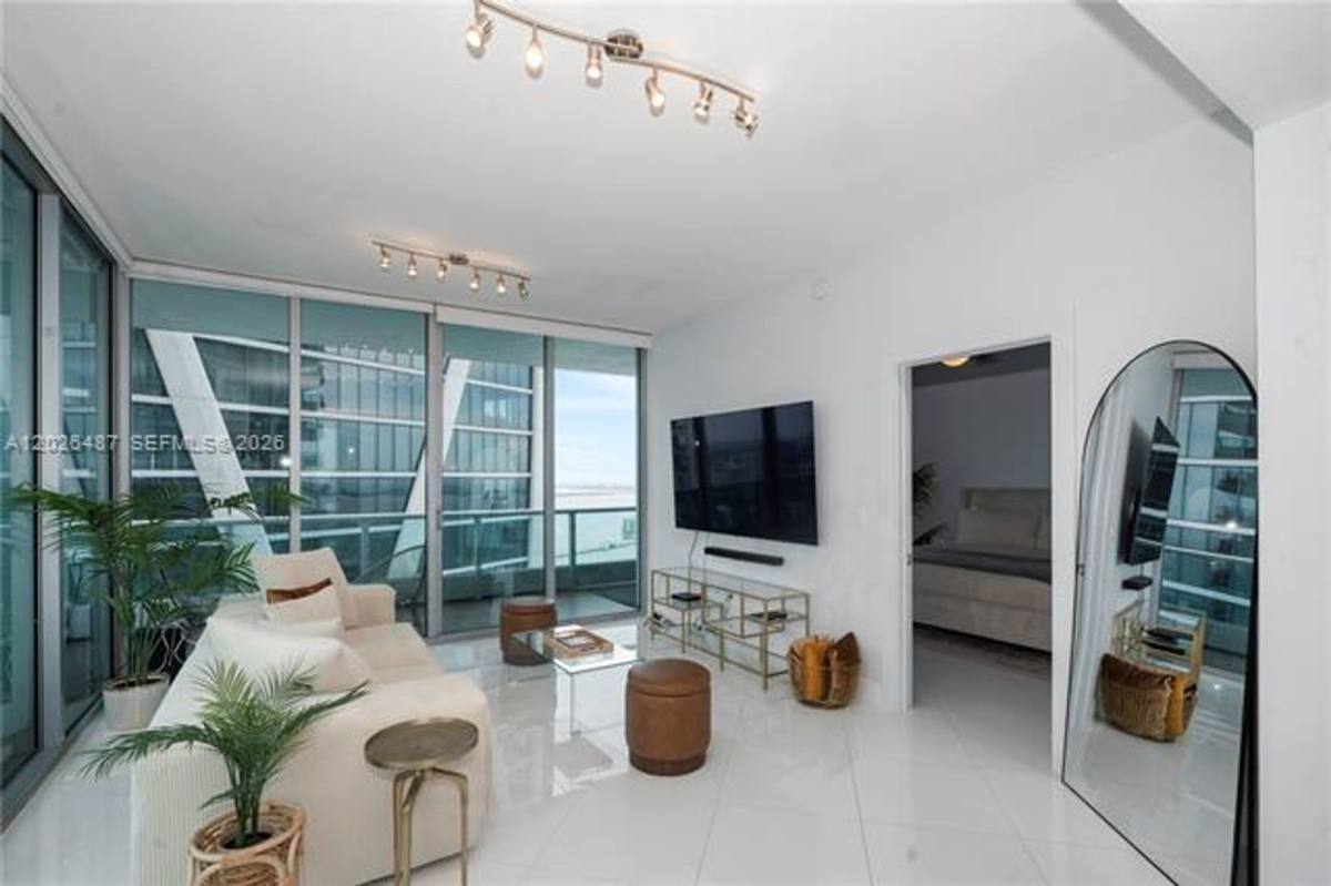Apartment for rent at 900 Biscayne Blvd, Miami, FL 33132