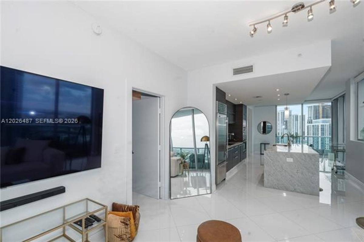 Apartment for rent at 900 Biscayne Blvd, Miami, FL 33132